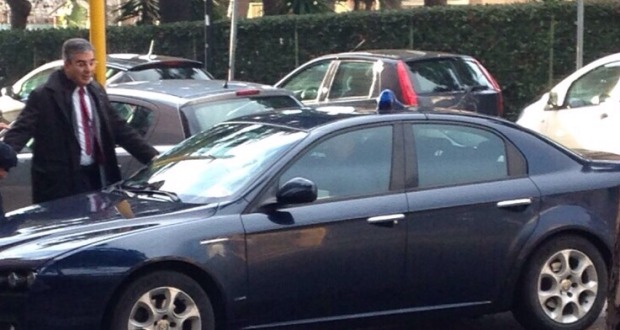 auto blu del presidente con lampeggainte