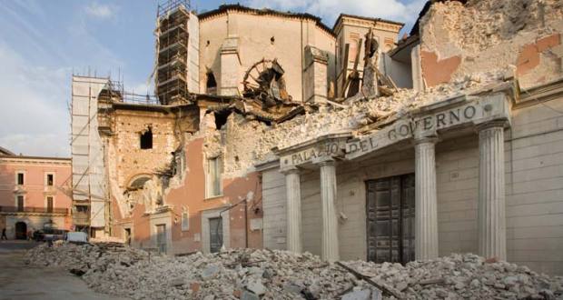 laquila_terremoto_6_aprile_palazzo_governo